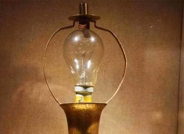 Về việc sử dụng bóng đèn điện, Từ Hi ban đầu từ chối nhưng sau đó nhận ra sự tiện lợi của nó và chấp nhận sử dụng bóng đèn sau khi được giải thích bởi Lý Liên Anh.