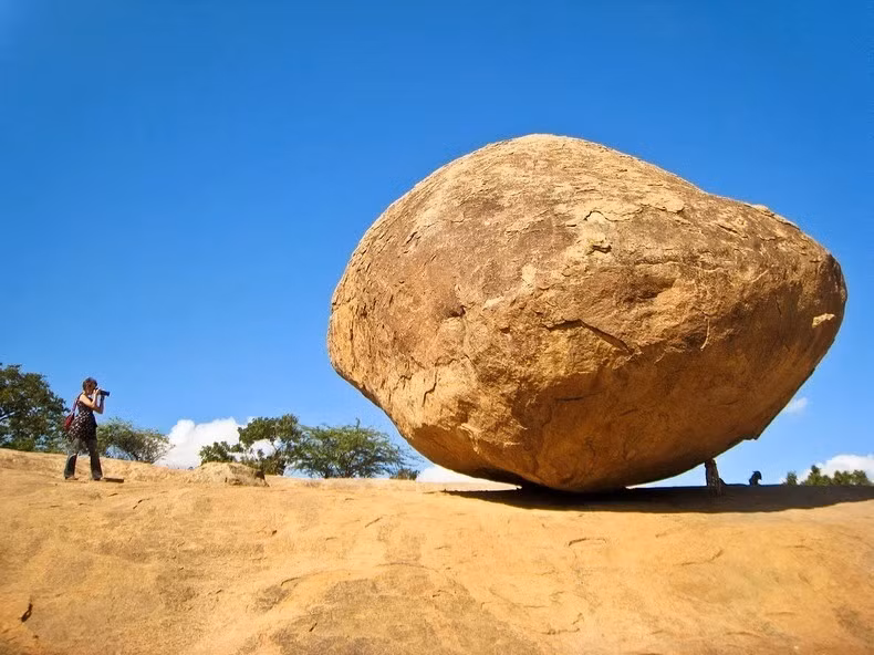 Dân địa phương còn gọi tảng đá này là "Vaanirai Kal" hoặc "Đá của Chúa trời" và truyền thuyết kể rằng nó được tạo thành nhờ năng lực siêu nhiên của các vị thần hoặc có liên quan đến Nữ thần Krishna, người được cho là thích ăn bơ và làm rớt giọt bơ xuống Trái Đất.