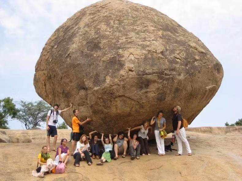 Tảng đá Krishna's Butterball thu hút nhiều du khách đến tham quan mỗi năm, nhiều người đã thử đẩy nó xuống nhưng không thành công.