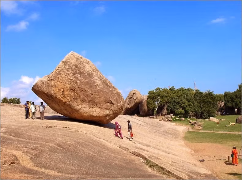 Tảng đá này có chiều dài khoảng 5m và chiều cao 6m, nằm nghiêng trên dốc với một góc 45 độ. Dù có khối lượng lớn và tạo áp lực lớn xuống địa điểm hẹp, tảng đá vẫn không bao giờ lăn xuống.