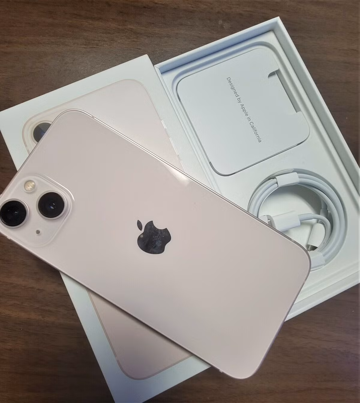 5. iPhone 13: Nếu bạn không muốn bỏ ra quá nhiều tiền cho iPhone 15, iPhone 13 màu hồng là một sự lựa chọn hấp dẫn với hiệu năng ổn định, thời lượng pin lâu và khả năng chụp ảnh tốt.
