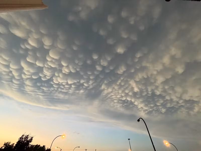Do động đất và không khí lúc mây Mammatus xuất hiện phức tạp và nguy hiểm, các hãng hàng không thường khuyên các máy bay tránh vùng có nhiều mây Mammatus.