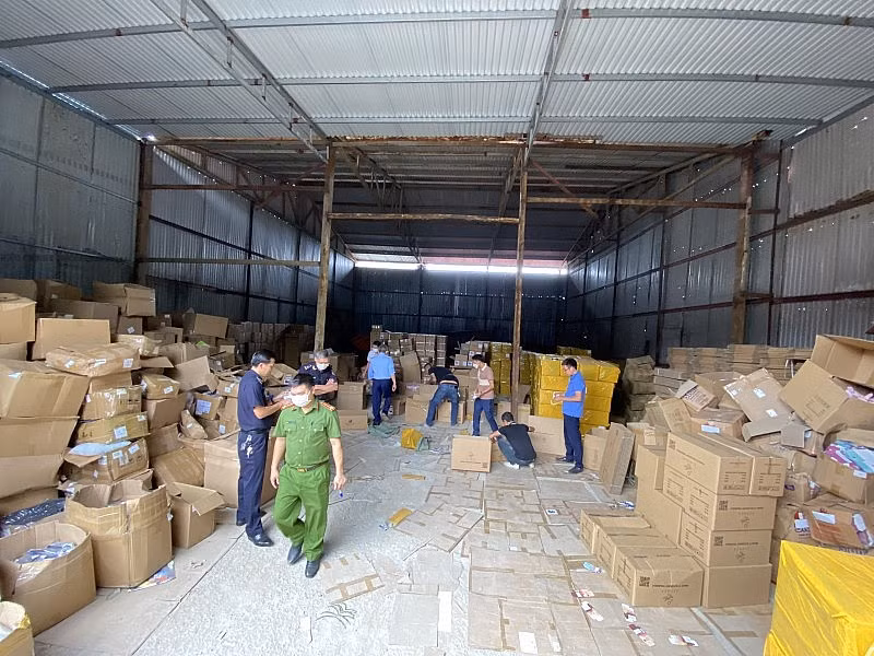 Kiểm tra, phát hiện kho thuốc lá điện tử vi phạm lớn nhất từ trước đến nay Kiem tra, phat hien kho thuoc la dien tu vi pham lon nhat tu truoc den nay