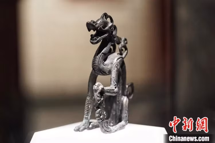 Sau một ngày làm việc mệt mỏi, ông lăn ra ngủ và bất ngờ bị đánh thức vào nửa đêm bởi một âm thanh giống tiếng khóc ai oán phát ra từ bức tượng.