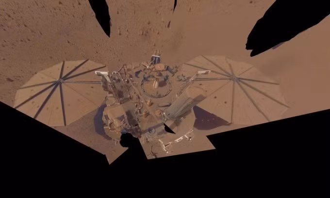 Trạm đổ bộ InSight của NASA đã "bỏ mạng" năm 2022 do bị bão bụi Sao Hỏa phủ lấp các mảng năng lượng Mặt Trời.