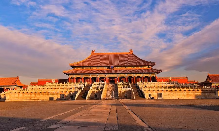  Tử Cấm Thành, nằm ở Bắc Kinh, Trung Quốc, là một địa điểm du lịch nổi tiếng và quyến rũ du khách quốc tế.