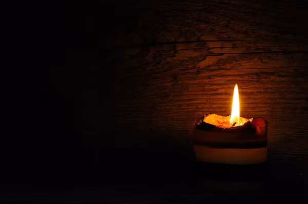 Ngọn đèn này được gọi là "Trường Minh Đăng", được sử dụng trong các mộ của vua chúa và tầng lớp quý tộc thời xưa. Đặc biệt, nó được cho là có khả năng tự bốc cháy lại khi có không khí tràn vào trong mộ, điều này khiến kẻ trộm mộ cảm thấy sợ hãi và nhanh chóng rời khỏi mộ.