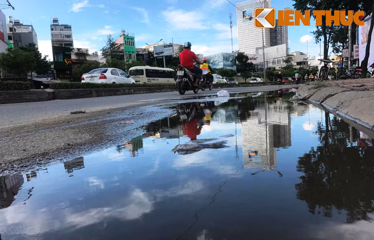 Nước đọng vũng, bốc mùi hôi thối trên tuyến đường Nguyễn Hữu Cảnh, TP HCM.