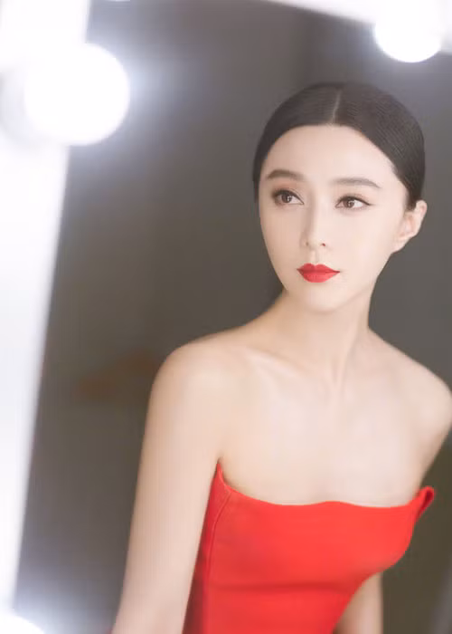 Trong bộ ảnh, Phạm Băng Băng diện đầm dạ hội cúp ngực màu đỏ quyến rũ đồng thời đánh son môi cùng tông màu váy. Ảnh: Sina