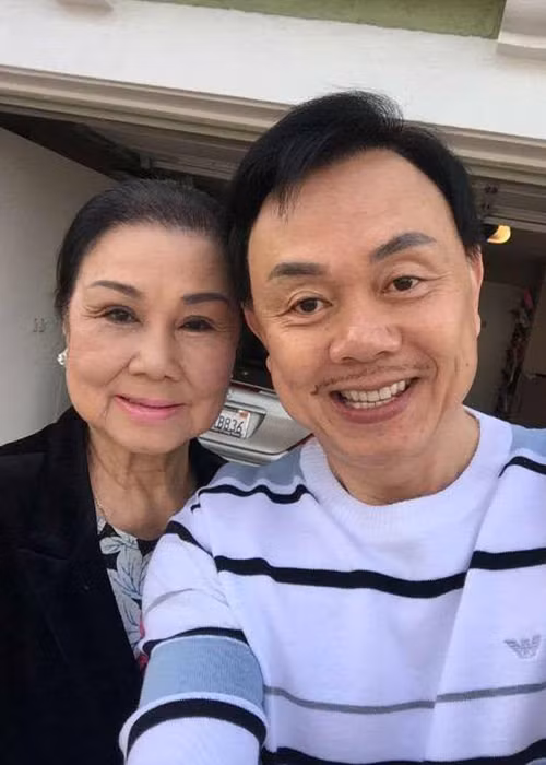 Chí Tài chia sẻ: “Hôm nay đưa má vợ đi ăn sáng nè, nhưng sao má chụp hình con mờ quá, thôi để con tự selfie luôn cho tiện”.