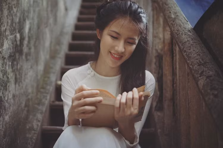 Tuy nhiên, ở các thử thách cuối liên quan ngoại ngữ, quay quảng cáo và quyến rũ, Tuyết Trang nổi bật lên như một hiện tượng về “vẻ đẹp tri thức”. Ảnh: FBNV