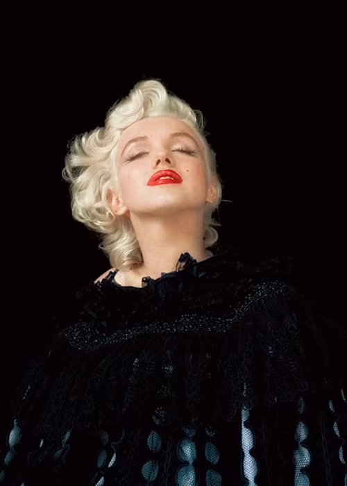 Marilyn Monroe mặc áo choàng đen trong buổi chụp ảnh vào tháng 10/1955.