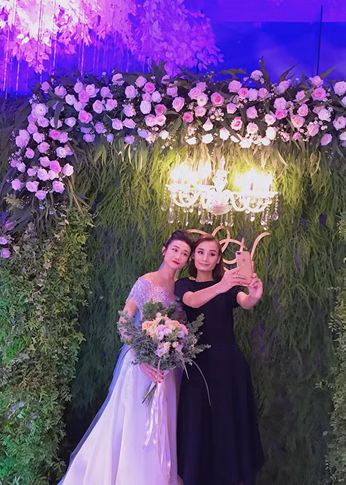 Đám cưới của Kha Mỹ Vân và chồng Tây có sự tham gia của dàn sao Việt. Trong ảnh, Lê Thúy ghi lại khoảnh khắc bên cô dâu.