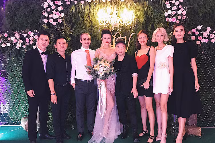 Vợ chồng Kha Mỹ Vân chụp ảnh cùng dàn khách mời gồm: vợ chồng Lê Thúy, Đỗ Mạnh Cường, Hằng Nguyễn, Lê Thanh Thảo.