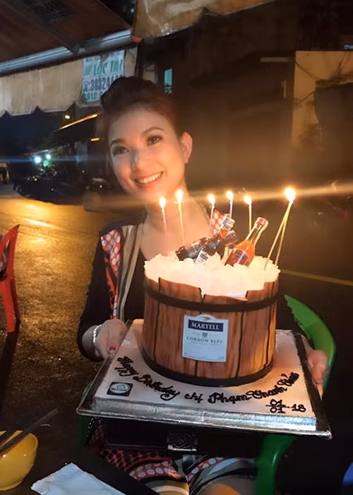 Phạm Thanh Thảo được tặng bánh kem không đụng hàng nhân dịp sinh nhật.