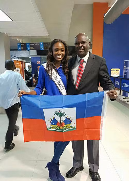 Thí sinh đến từ Haiti cũng đang đáp chuyến bay đến Mỹ tham dự đấu trường nhan sắc quốc tế.