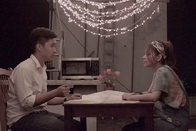 Chi Pu còn mạnh dạn sản xuất phim. Bộ phim “Cô gái trên tầng thượng” mà cô đảm nhận vai trò sản xuất từng được vinh danh giải Cánh diều Vàng trong hạng mục Phim ngắn. Ảnh: Lao động