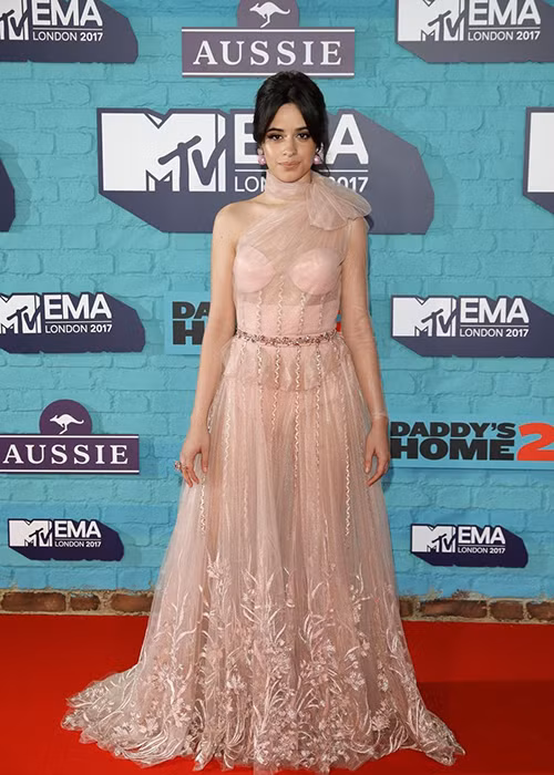 Xuất hiện trên thảm đỏ lễ trao giải âm nhạc, mỹ nhân Hollywood Camila Cabello đẹp lộng lẫy trong bộ đầm dạ hội xuyên thấu. Ảnh: Harpersbazaar