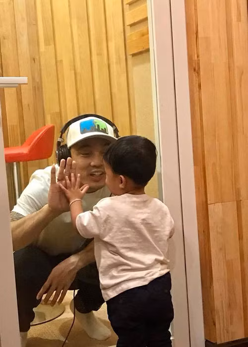 Con trai Ưng Hoàng Phúc đến cổ vũ bố thu âm ca khúc mới.
