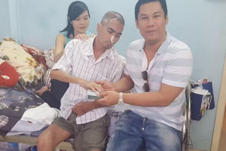 Sau ca phẫu thuật, Nguyễn Hoàng bị liệt nửa người. Khi biết hoàn cảnh gia đình anh rất khó khăn, các nghệ sĩ và nhà hảo tâm đã quyên góp ủng hộ nam diễn viên. Ảnh: Khám phá