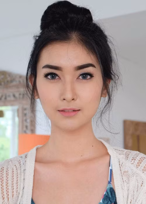 Kevin Lilliana đã vượt qua 70 người đẹp khác đến từ khắp nơi trên thế giới để giành vương miện cuộc thi Hoa hậu Quốc tế 2017.
