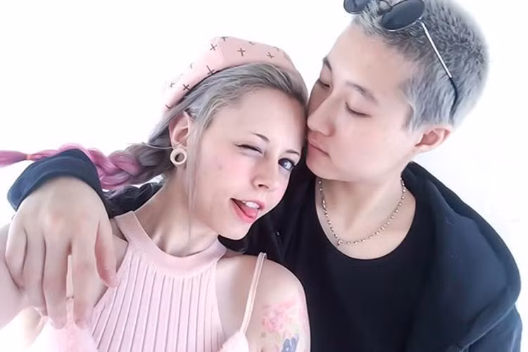 Kể từ khi bỏ nhà đi, Ngô Trác Lâm cạo tóc giống đàn ông, ăn mặc nam tính và nghiện thuốc lá. Ảnh: Instagram nhân vật