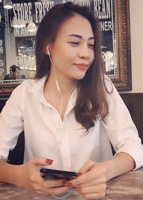 Hot Face sao Viet 24h: Dam Thu Trang mim cuoi hanh phuc