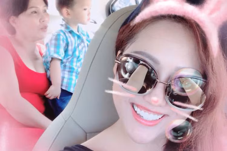 Phi Thanh Vân viết trên trang cá nhân: “Tạm biệt Sài Gòn... mẹ con nhà thỏ trắng về vùng trời bình yên đây”.