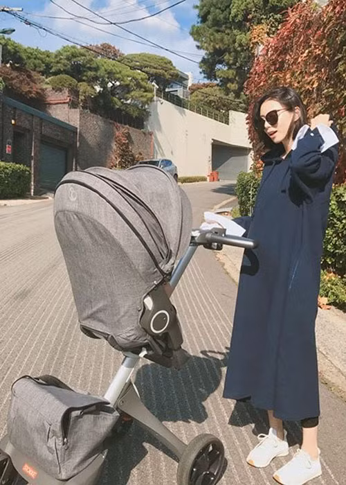 Sống một cuộc đời như bà hoàng sau khi kết hôn và sinh quý tử, bà xã Bae Yong Joon ngày càng trẻ đẹp.