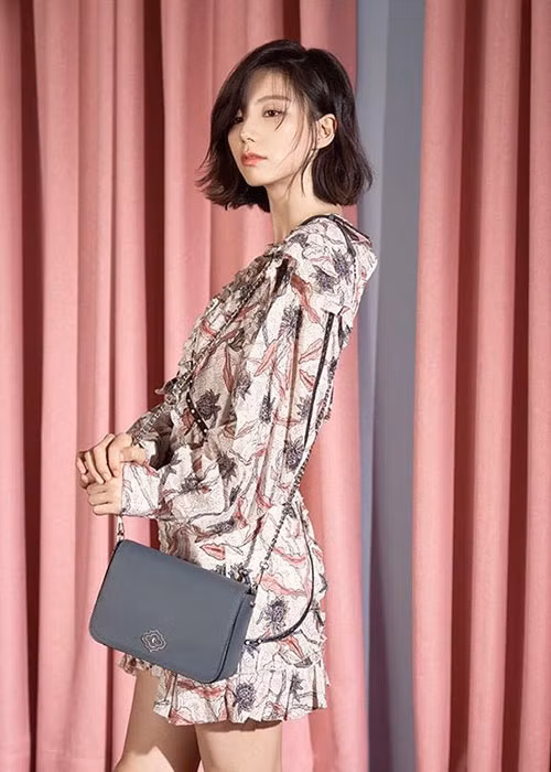 Ngoài đời, Park Soo Jin thích làm vườn, nấu ăn, vẽ tranh và cắm hoa.