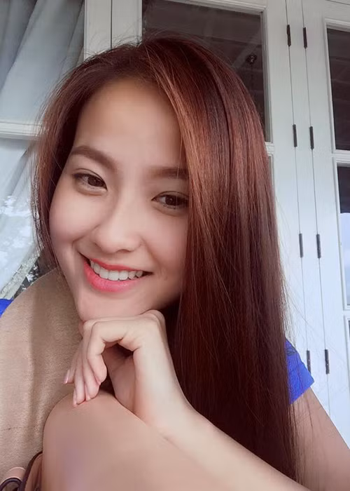 Trên trang cá nhân, Khánh Ngân thường xuyên khoe hình ảnh mặt mộc được người hâm mộ khen xinh đẹp.