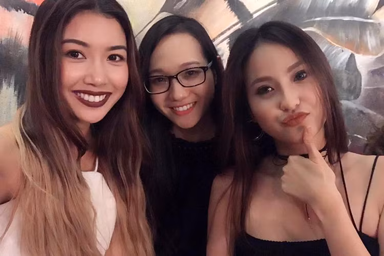 Sau khi Khánh Ngân đăng quang cuộc thi Hoa hậu Hoàn cầu 2017, cuộc sống đời thường của cô khiến nhiều người chú ý.
