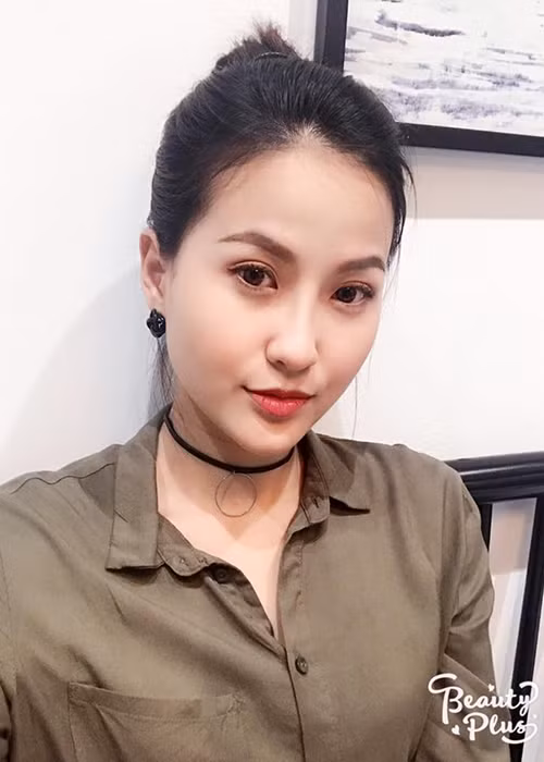 Năm 2017, Khánh Ngân đăng quang cuộc thi Hoa khôi Du lịch Việt Nam. Mới đây, cô đi thi Hoa hậu Hoàn cầu 2017 một mình khi ê-kíp gặp sự cố về visa.