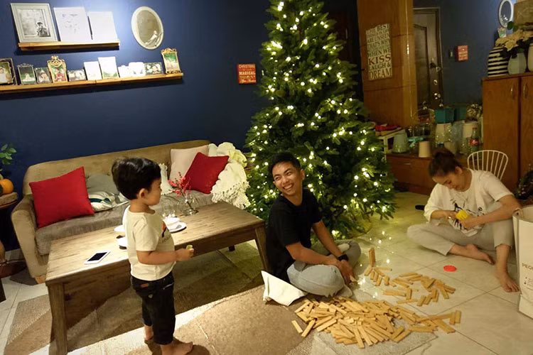 Khánh Thi - Phan Hiển cùng con trai trang trí nhà cửa đón Giáng sinh.