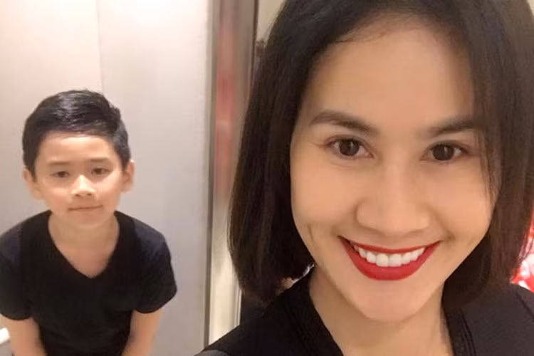 Thân Thúy Hà viết: “Phía sau người phụ nữ áo đen là người đàn ông mặc đồ đen. Phía sau người phụ nữ môi đỏ là người đàn ông bé nhỏ”.