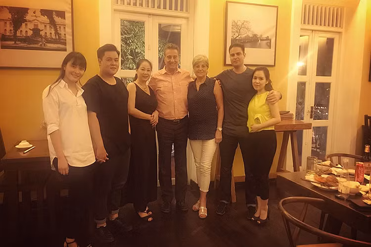 Gia đình của Trương Phương và Nick Mansor đã có khoảnh thời gian vui vẻ khi lần đầu tiên gặp gỡ. Ảnh: FBNV