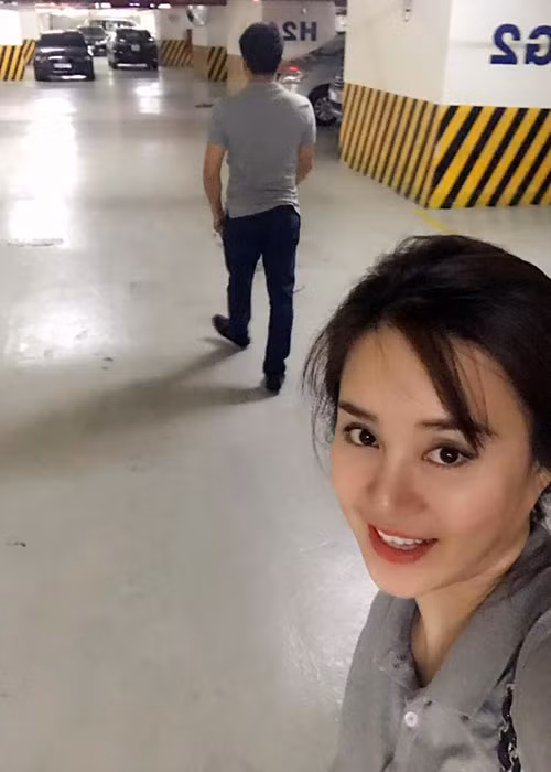 Vợ chồng Vy Oanh mặc đồ đôi khi cùng đi xem phim.
