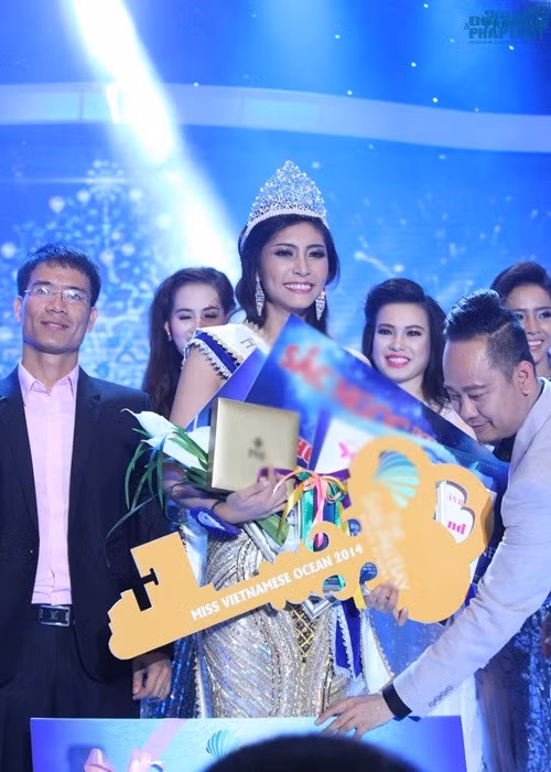 Đặng Thu Thảo sinh năm 1995, tại Cần Thơ. Năm 2014, cô đoạt giải Á khôi 2 Cuộc thi Học sinh, sinh viên thanh lịch TP. Cần Thơ. Cũng trong năm 2014, Thu Thảo giành ngôi vị cao nhất cuộc thi Hoa hậu Đại dương. Ảnh: Đời sống pháp luật