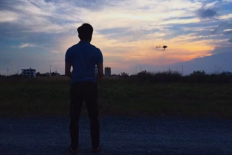 Ngày 14/11, Đàm Thu Trang đăng ảnh người đàn ông chụp từ đằng sau kèm chú thích: “Anh ấy”. Ai cũng dễ dàng nhận ra người đàn ông này là Cường Đô la nhờ vóc dáng và thú chơi máy bay mô hình. Ảnh: FBNV