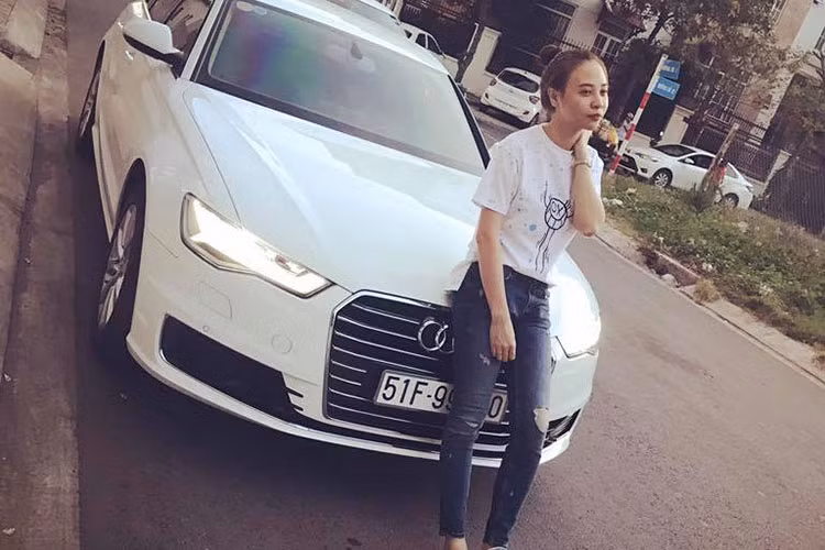 Đàm Thu Trang còn từng đăng tải hình ảnh của mình bên chiếc Audi trắng. Trùng hợp, chồng cũ của Hồ Ngọc Hà cũng sở hữu chiếc xe giống hệt. Ảnh: FBNV