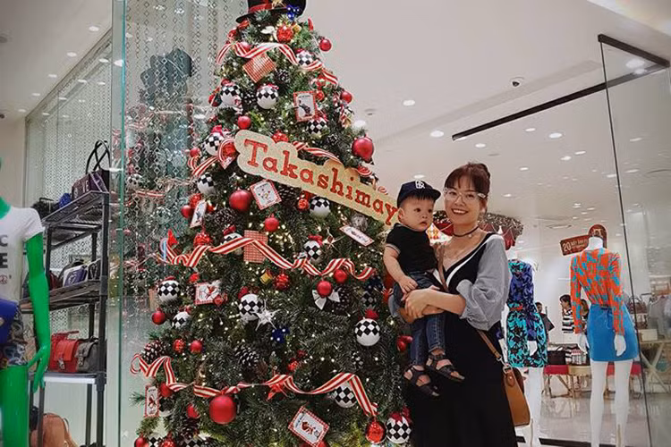 Dương Cẩm Lynh bồng bế con trai đi mua sắm ở một trung tâm thương mại.
