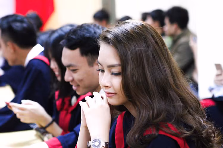 Hoa hậu Phạm Thùy Trang chia sẻ: “Hãy luôn mỉm cười, khi đó cuộc sống của bạn sẽ bớt đi mệt mỏi và căng thẳng”.