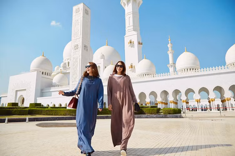 Minh Hằng - Phạm Hương hội ngộ tại Dubai khi tham gia một tuần lễ thời trang ở đây.
