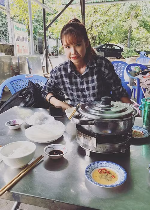 Kelvin Khánh đi ăn cùng Khởi My trong lúc cả hai cùng chuẩn bị cho đám cưới.