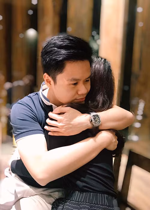 Xuân Thảo là bạn gái mới của Phan Thành. Trước đó, vào cuối tháng 10/2017, thiếu gia Sài thành bất ngờ khoe hình ảnh ôm một cô gái giấu mặt kèm dòng chú thích: “Anh mơ”. Ảnh: FBNV