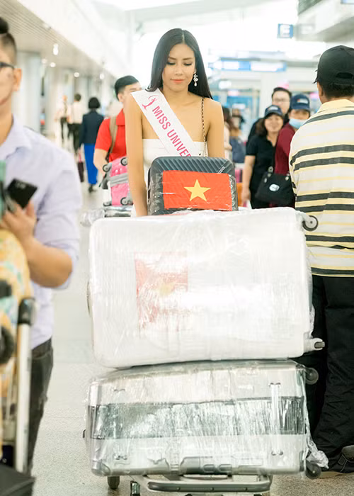 Xuất hiện tại sân bay từ sáng sớm, Nguyễn Thị Loan gây ấn tượng với bộ đầm trắng thêu hoa của NTK Đỗ Long.