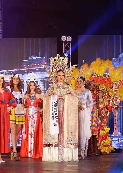 Ở phần thi trang phục dân tộc, Khánh Ngân diện một thiết kế được lấy cảm hứng từ hình ảnh của Nam Phương Hoàng hậu của NTK Lê Long Dũng. Ảnh: ERM Vietnam