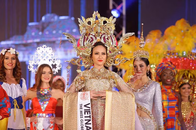 Trước khi đăng quang Hoa hậu Hoàn cầu 2017, Khánh Ngân The Face đã giành vương miện cuộc thi Hoa khôi Du lịch Việt Nam 2017. Ảnh: ERM Vietnam