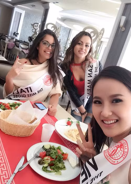 Hình ảnh Khánh Ngân tươi tắn bên các thí sinh cuộc thi Hoa hậu Hoàn cầu 2017. Ảnh: FBNV