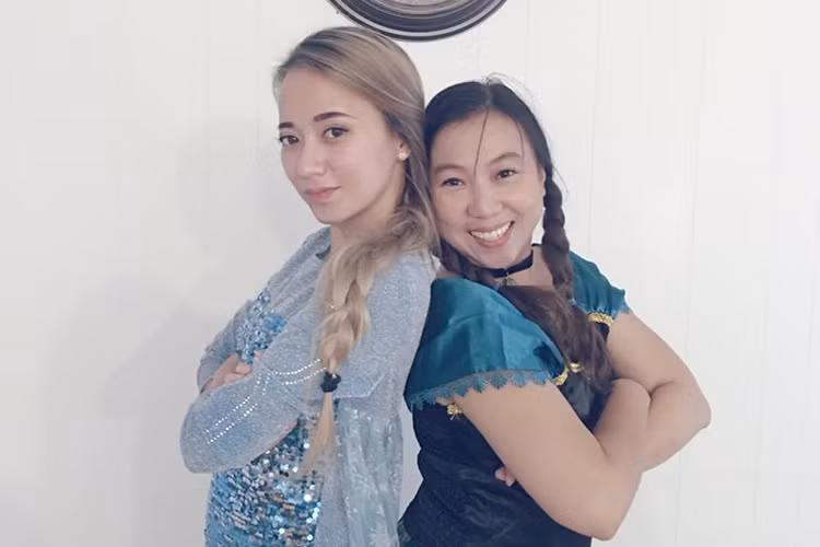 Xuân Nghi (trái) hóa trang thành công chúa Elsa.